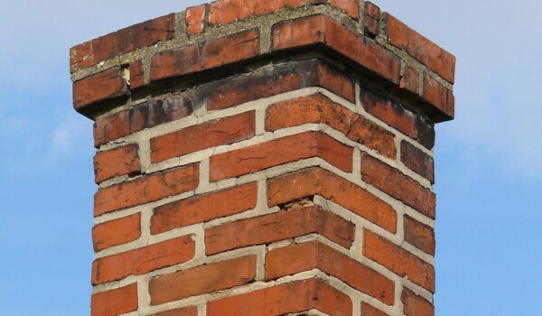 Jak rozpoznać potrzebę remontu komina w starym domu?